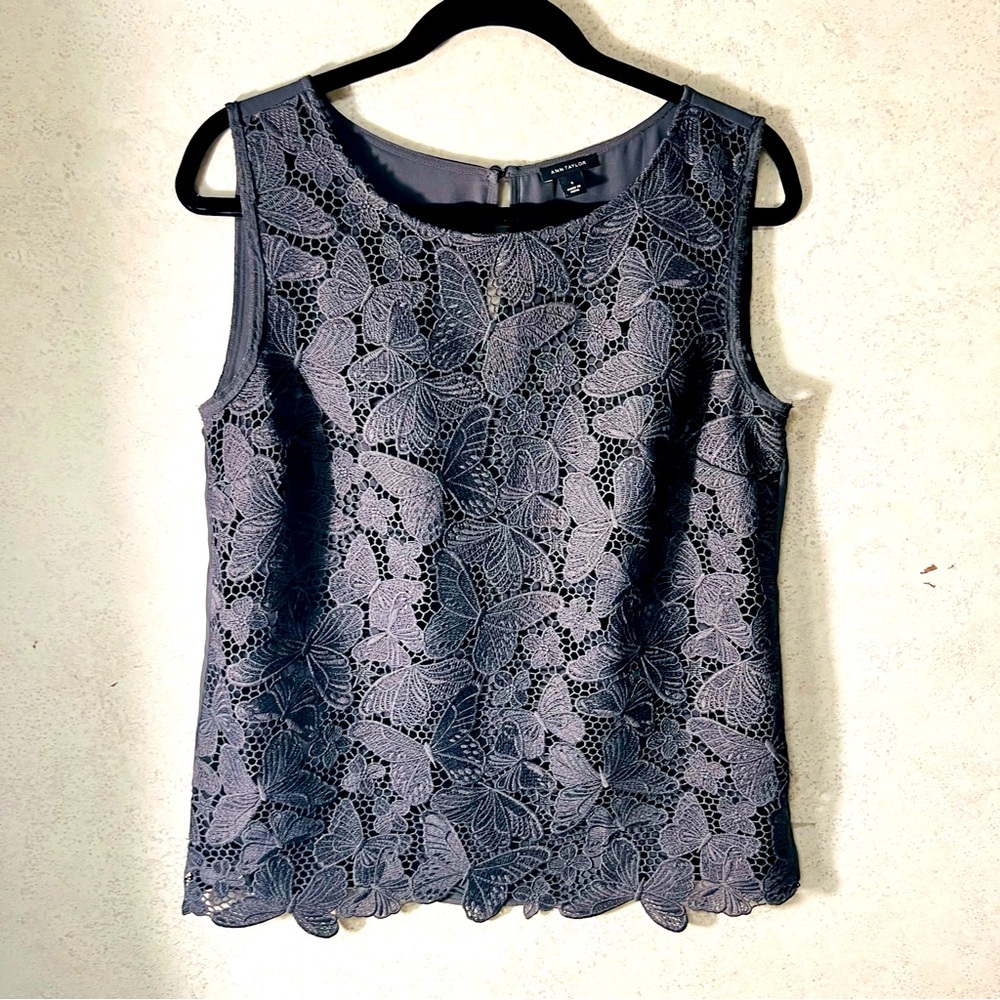 ANN TAYLOR SMALL WOMENS DARK GRAY  EMBROIDERED BUTTERFLY UNIQUE ARTSY‎ BLOUSE